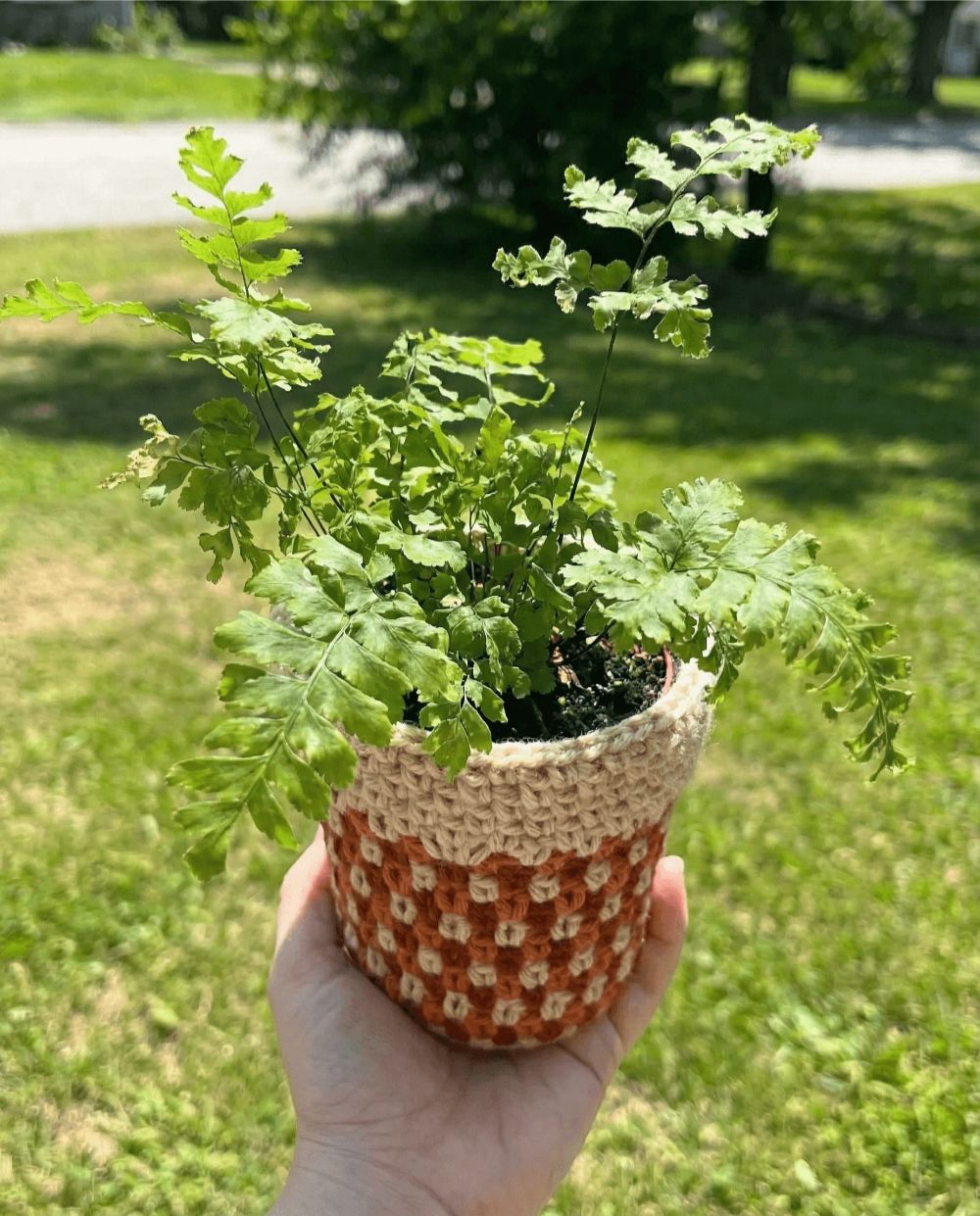 Striped moss stitch plant pot cover