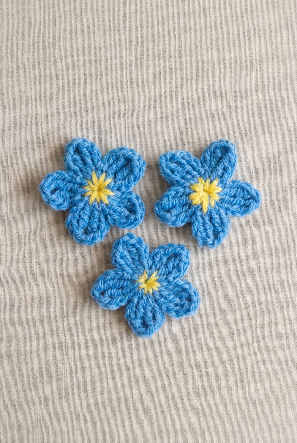 Crochet forget-me-not flower tutorial