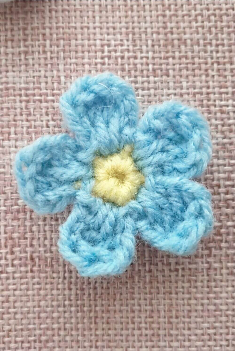 How to crochet forget-me-not flowers