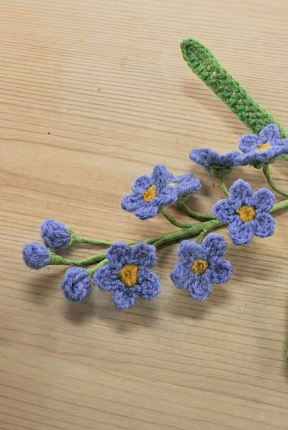 How to crochet forget-me-not flowers for granny squares